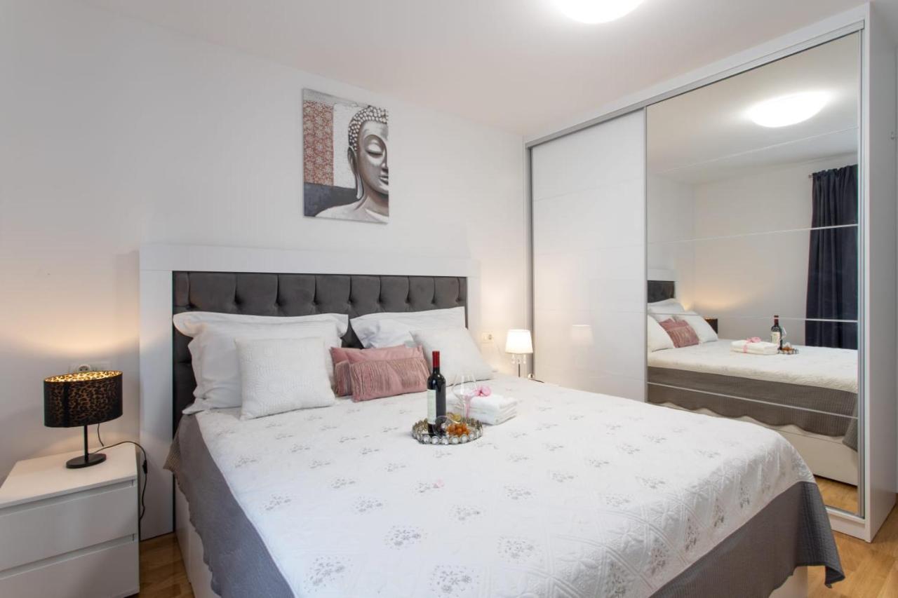 Lux Apartment Ema Kastela Bagian luar foto