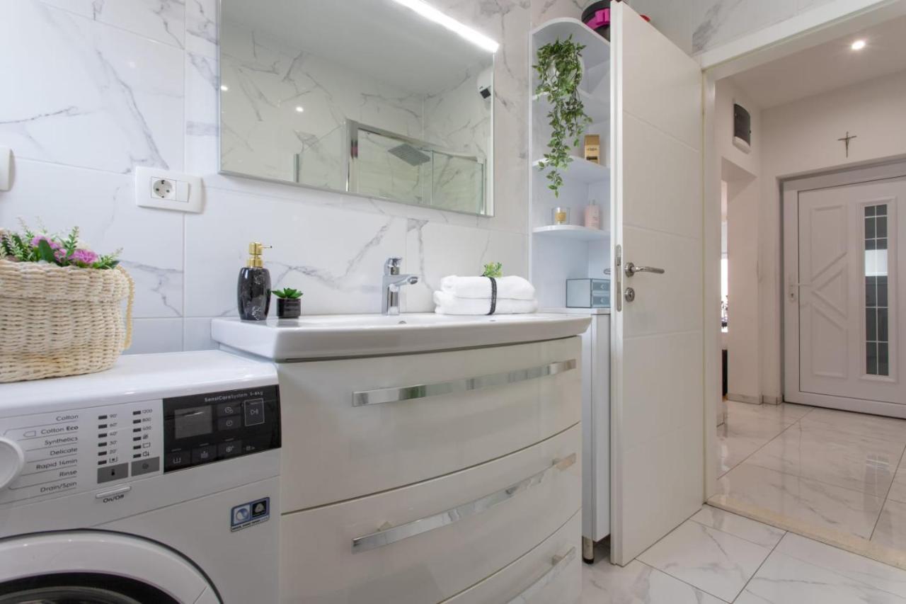 Lux Apartment Ema Kastela Bagian luar foto