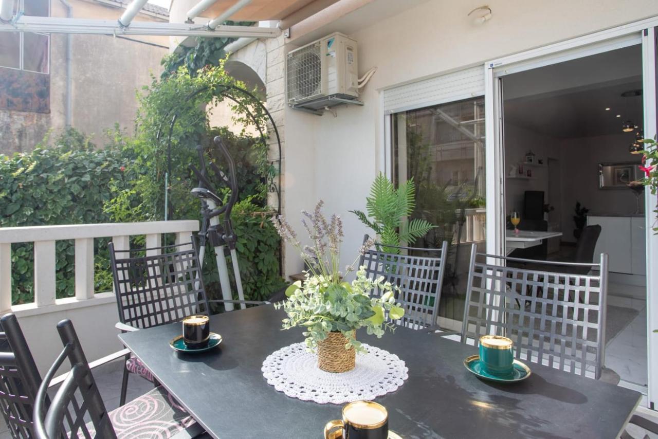 Lux Apartment Ema Kastela Bagian luar foto