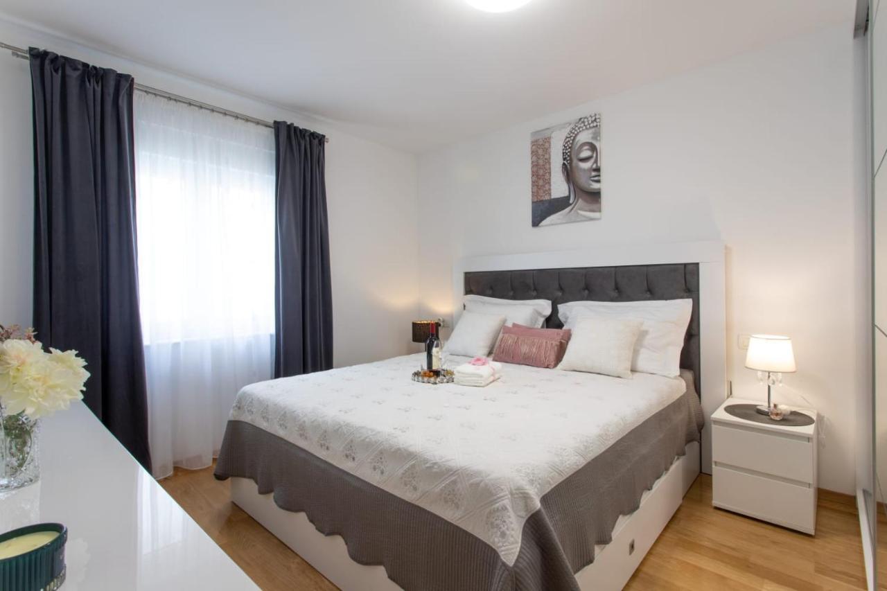 Lux Apartment Ema Kastela Bagian luar foto