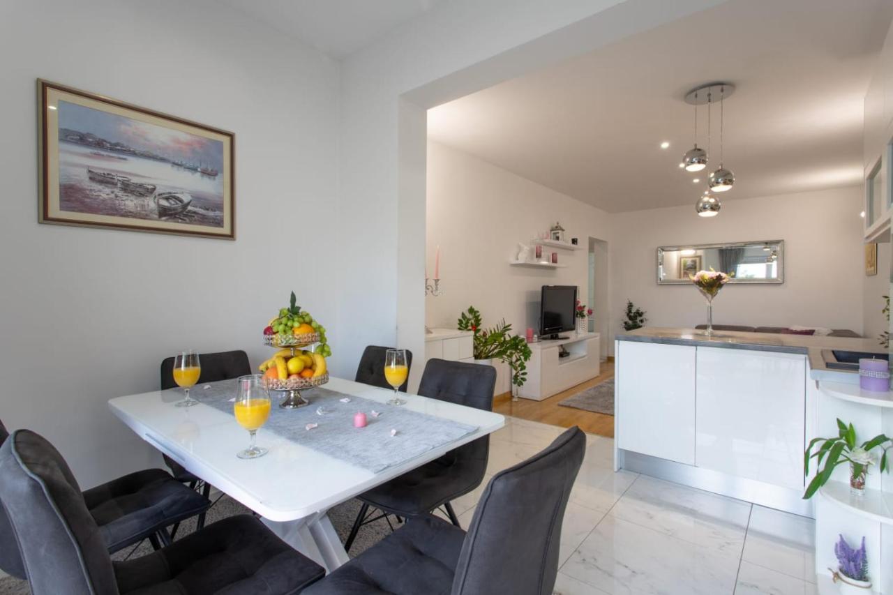 Lux Apartment Ema Kastela Bagian luar foto