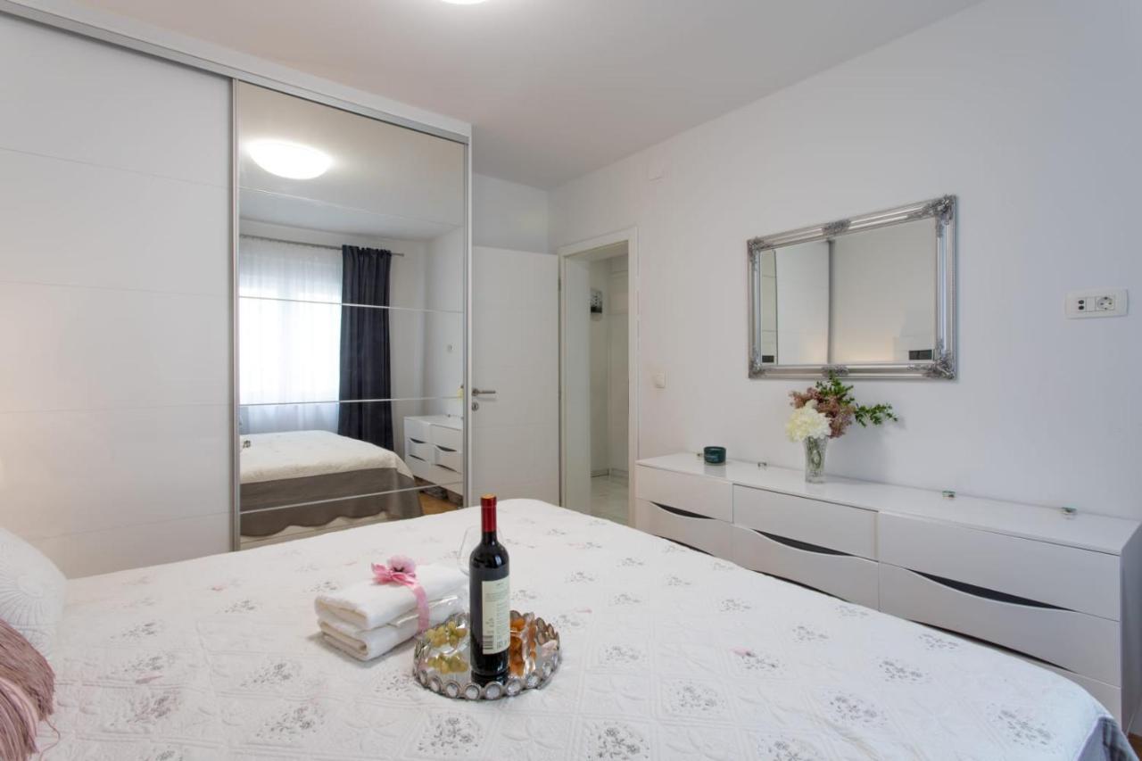 Lux Apartment Ema Kastela Bagian luar foto
