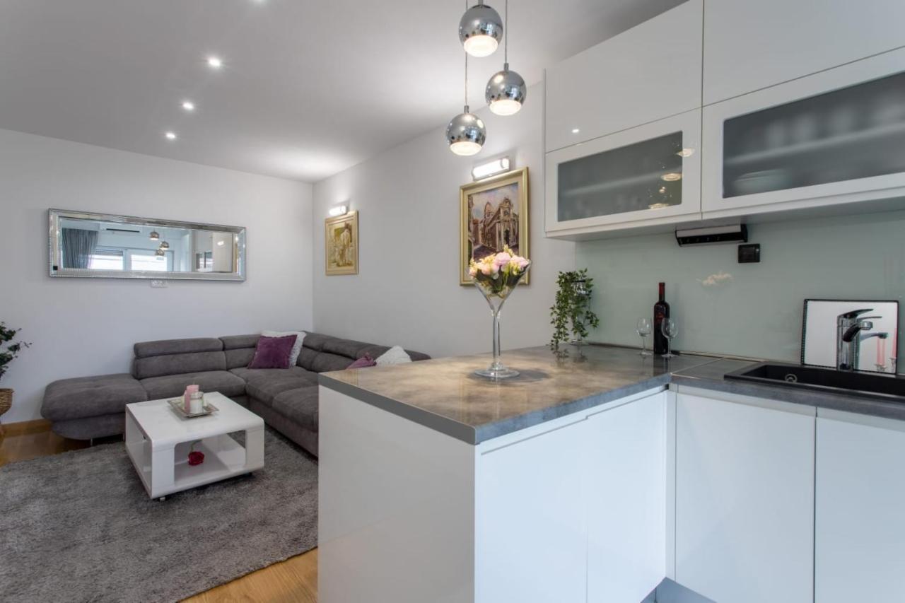 Lux Apartment Ema Kastela Bagian luar foto