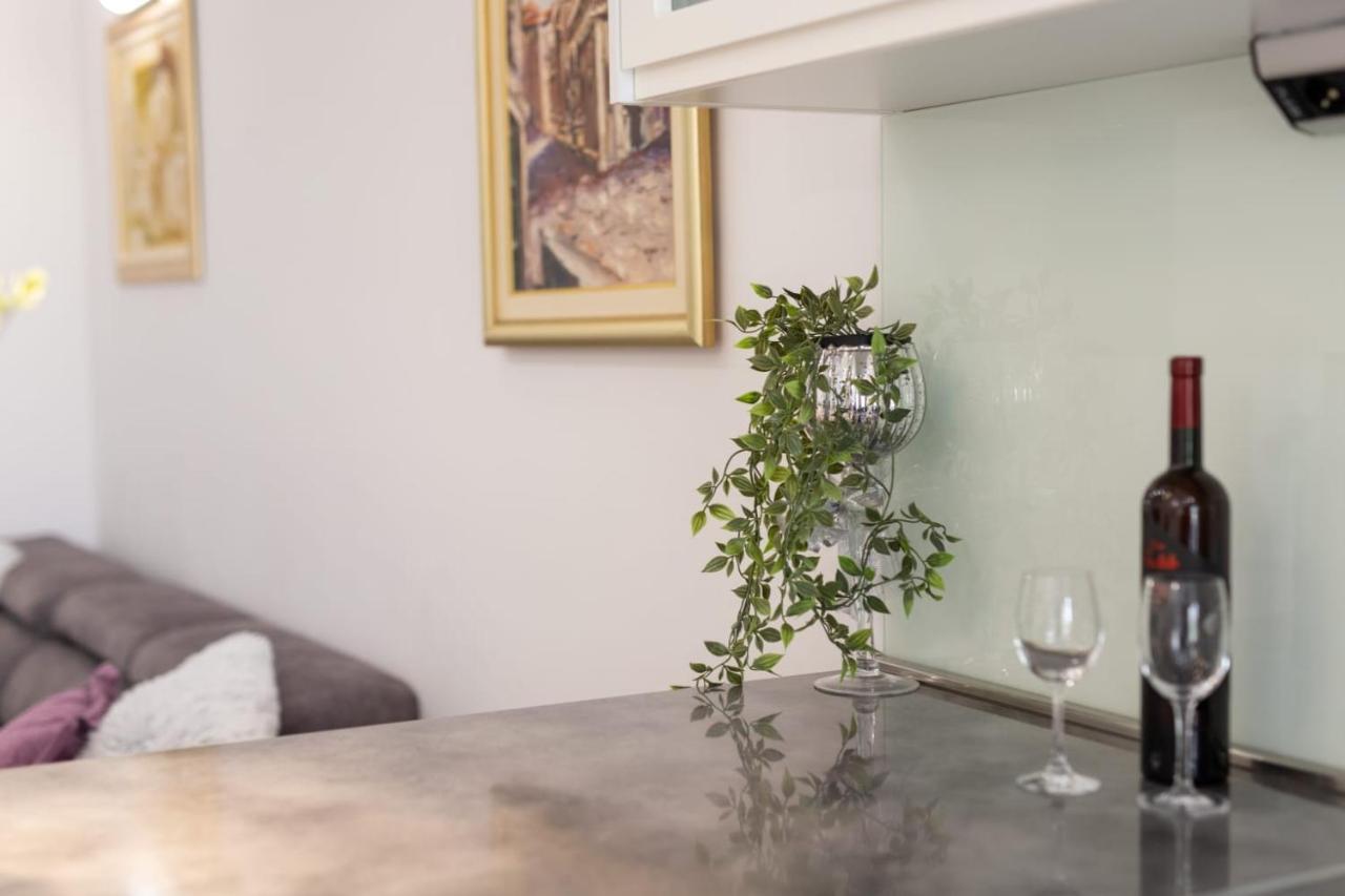 Lux Apartment Ema Kastela Bagian luar foto